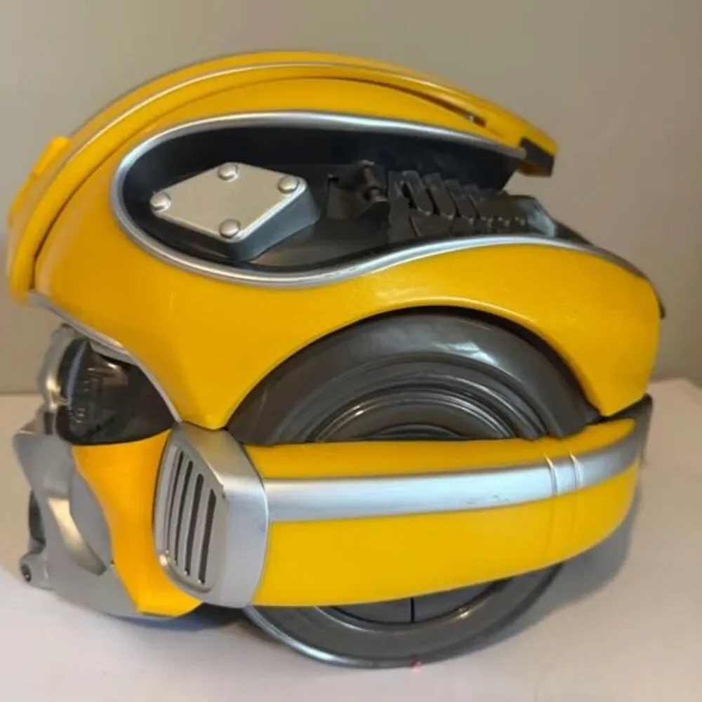 Hasbro Transformers Studio Series Bumblebee Showcase Helmet Target Exclusive. Mi